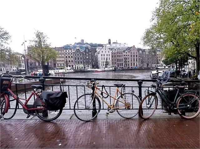 Crooked Amsterdam Buildings – To Lean or Not to Lean